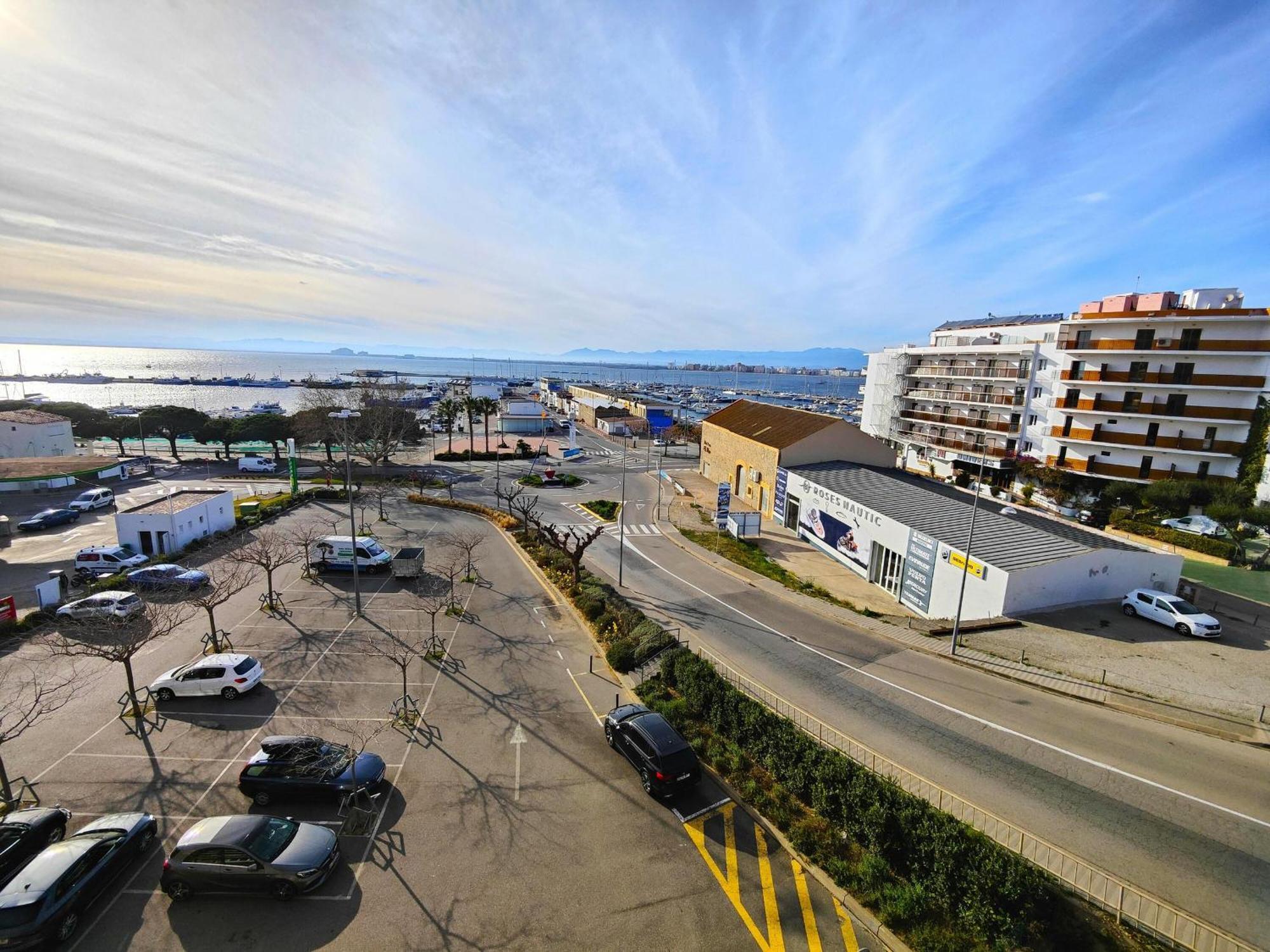 2166 Rocmar 1 4-C, Excelente Situacion Frente Al Puerto Pesquero Y Con Vista A La Bahia. Gran Terraza. Gran Parking Publico Delante. - Es-258-30 Apartment Roses Exterior photo
